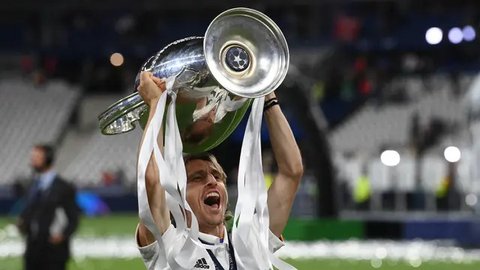 Pemain Real Madrid, Luka Modric merayakan gol penentu kemenangan timnya ke gawang Sevilla pada laga lanjutan Liga Spanyol 2023/2024 di Stadion Santiago Bernabeu, Madrid, Spanyol, Senin (26/02