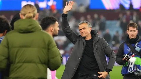 Gelandang PSG, Khvicha Kvaratskhelia, gagal melewati adangan bek Aston Villa, Lucas Digne, pada leg pertama perempat final Liga Champions 2024/2025 di Parc des Princes, Kamis (10/4/2025) dini
