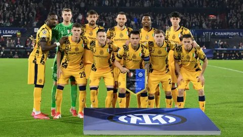 Gelandang PSG, Khvicha Kvaratskhelia, gagal melewati adangan bek Aston Villa, Lucas Digne, pada leg pertama perempat final Liga Champions 2024/2025 di Parc des Princes, Kamis (10/4/2025) dini