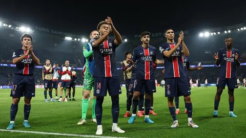 Gelandang PSG, Khvicha Kvaratskhelia, gagal melewati adangan bek Aston Villa, Lucas Digne, pada leg pertama perempat final Liga Champions 2024/2025 di Parc des Princes, Kamis (10/4/2025) dini