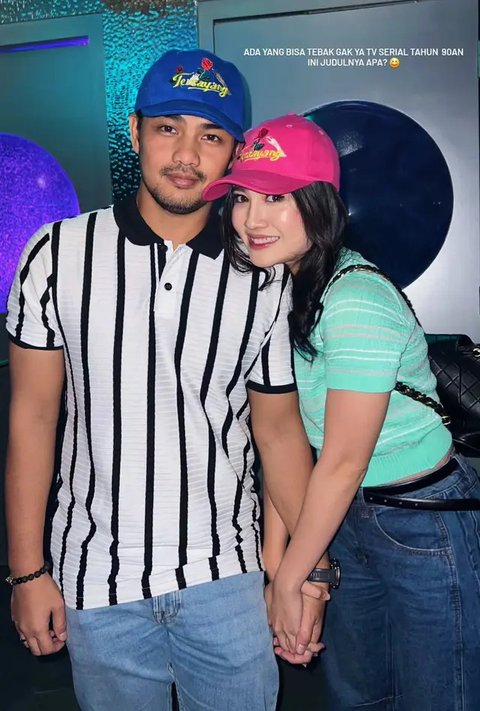 Gaya Couple Artis Kenakan Kostum Ikonik TV Show 90an di Ulang Tahun Geng Aries. [febbyrastanty]
