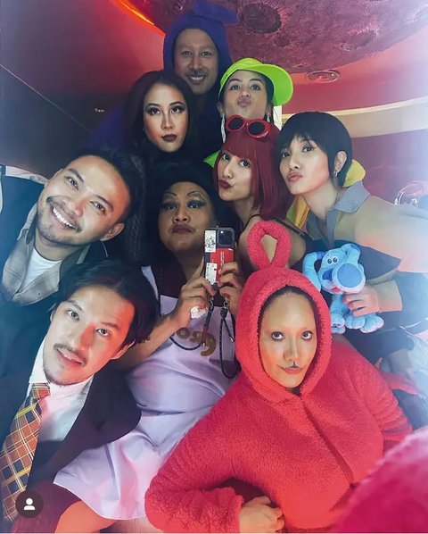 Gaya Couple Artis Kenakan Kostum Ikonik TV Show 90an di Ulang Tahun Geng Aries. [febbyrastanty]