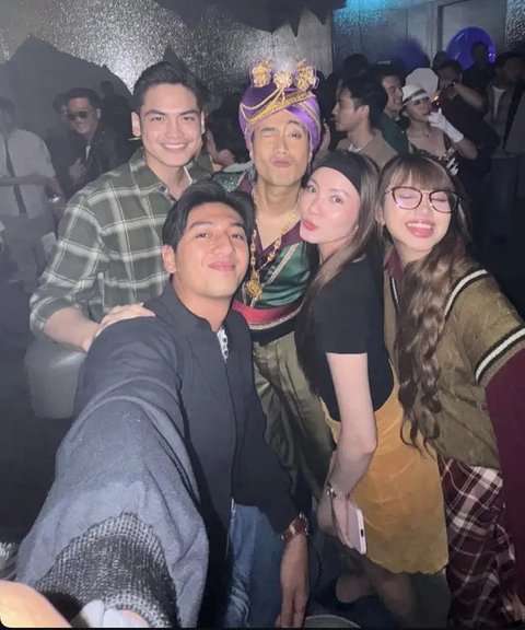 Gaya Couple Artis Kenakan Kostum Ikonik TV Show 90an di Ulang Tahun Geng Aries. [febbyrastanty]