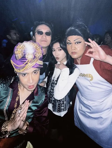 Gaya Couple Artis Kenakan Kostum Ikonik TV Show 90an di Ulang Tahun Geng Aries. [febbyrastanty]
