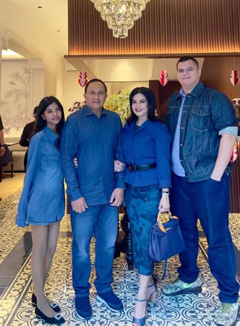 Inspirasi Gaya Bella Saphira saat Pakai Rok