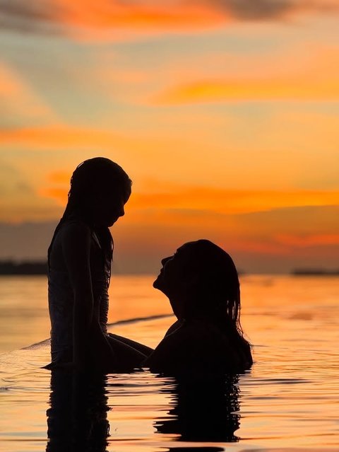 Liburan Gempi dan Gisel semakin sempurna dengan cuaca cerah yang menemani mereka sepanjang hari. Senja dengan langit jingga membuat Gisel dan Gempi happy bersama-sama.