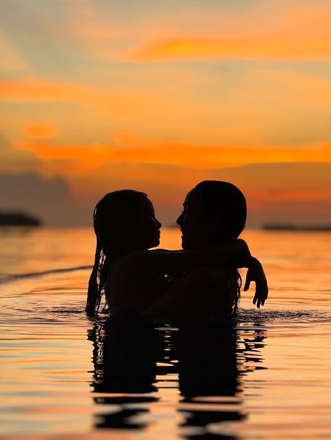 Momen matahari terbenam ini dimanfaatkan Gisel dan Gempi untuk melakukan sesi pemotretan. Mereka memilih foto dengan tema siluet, yang membuat langit senja semakin tampak keindahannya.