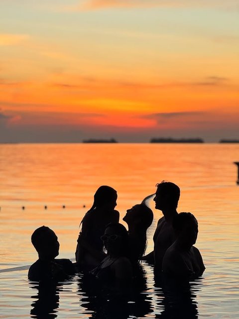 Dalam perjalanan liburan kali ini, Cinta Brian juga ikut serta. Tampaknya Cinta Brian sudah cukup dekat dengan Gempi, mereka semua tertawa bersama-sama di dalam kolam.