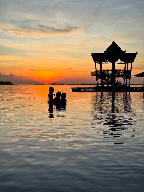 Momen liburan singkat pada pertengahan minggu ini membuat Gisel dan Gempi sangat bahagia. Netizen pun banyak yang memuji Gisel karena ia bisa menjadi ibu yang baik bagi Gempi.