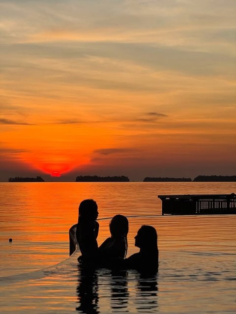 Perjalanan liburan beramai-ramai, membuat Gisel dan Gempi gembira. Apalagi Pulau Sepa ternyata memiliki pemandangan yang nggak kalah indah dari sunset di Bali.
