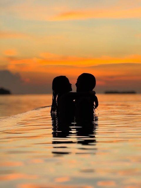 Duo ibu dan anak ini memang tak terpisahkan satu sama lain. Meski liburannya sangat singkat, namun Gisel dan Gempi tampak bahagia menikmati hari libur mereka.
