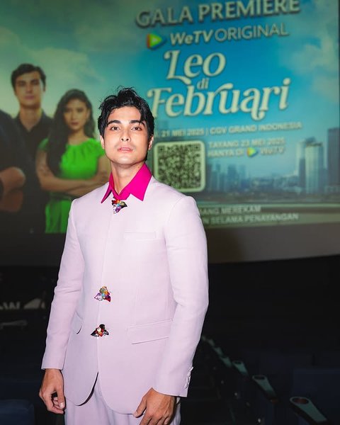 Inilah salah satu potret terbaru Cinta Brian saat menghadiri gala premiere series terbarunya, LEO IN FEBRUARY. Brian tampil menawan dengan setelan jas pastel bernuansa ungu muda dipadukan kemeja fuchsia mencolok dan detail brooch berwarna cerah. Gayanya yang unik namun elegan benar-benar mencuri perhatian.