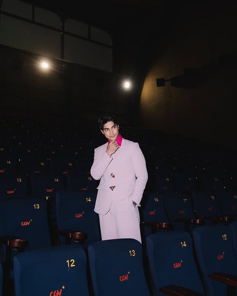 Makin sering membintangi sinetron, film, dan series, aura bintang Cinta Brian semakin terpancar kuat. Dengan tatapannya yang tajam dan pose elegan, pesona Cinta Brian sebagai aktor muda semakin menarik perhatian.