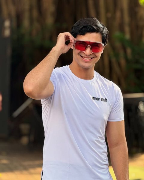 Sama seperti banyak selebriti lain, Cinta Brian juga sedang hobi olahraga lari. Di salah satu postingannya, Cinta Brian menunjukkan momen saat dirinya lari menggunakan kaus putih ketat dan kacamata sporty merah mencolok. Selain stylish, Cinta Brian juga tampak semakin segar.
