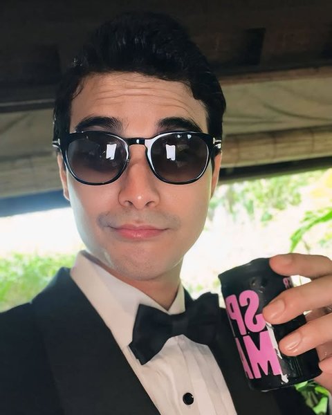 Pesona Cinta Brian memang semakin terpancar saat mengenakan setelan jas. Seperti di foto ini, Cinta Brian terlihat menawan memakai tuxedo hitam lengkap dengan dasi kupu-kupu dan kacamata hitam stylish. Tatapannya santai tapi berkelas. Tak heran jika Gisel sampai kesengsem melihat pesonanya.