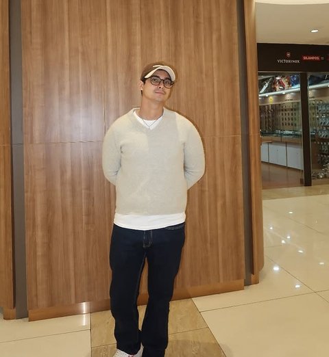 Meski begitu, pesona Cinta Brian tetap terpancar saat bergaya kasual. Dengan memakai sweater beige, kaus putih, jeans gelap, serta topi dan kacamata sebagai pelengkap, Cinta Brian tampil simpel tapi tetap keren.