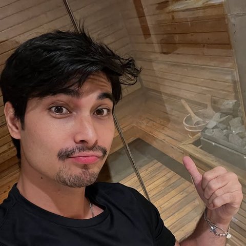 Di keseharian, Cinta Brian yang tampil cuek dengan kumis belum dicukur tetap terlihat ganteng maksimal. Seperti di potret ini, Cinta Brian yang tersenyum dengan wajah berkumis justru memperlihatkan sisi charming yang natural.<br />Temukan berbagai potret menarik dan kabar terbaru dunia hiburan lainnya di kapanlagi.com. Kalau bukan sekarang, KapanLagi?