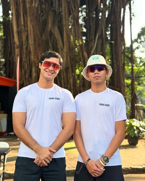 Kakak Junior Roberts ini mengenakan kaus putih dan kacamata olahraga berwarna merah, Cinta Brian tampil santai dan penuh semangat.