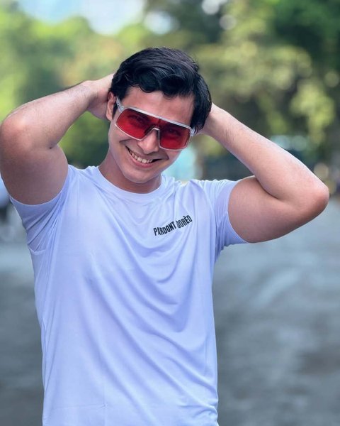 Senyum sumringah yang terpancar dari wajah Cinta Brian selama berolahraga, memperlihatkan suasana hati yang sedang bahagia.