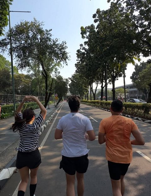 Momen tersebut menjadi sorotan bukan hanya karena penampilan ceria sang aktor, tetapi juga karena kehadiran Gisella Anastasia yang&nbsp; turut ikut olahraga.