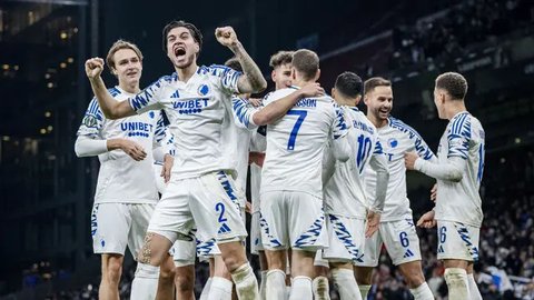 Kevin Diks dengan trofi Liga Super Denmark 2024/2025. (Dok. FC Copenhagen).