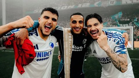 Kevin Diks dengan trofi Liga Super Denmark 2024/2025. (Dok. FC Copenhagen).