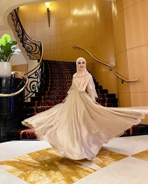 Inspirasi Gamis Kekinian ala Ria Ricis (Sumber: IG/riaricis1795)