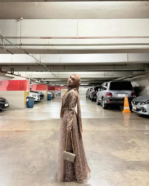 Inspirasi Gamis Kekinian ala Ria Ricis (Sumber: IG/riaricis1795)