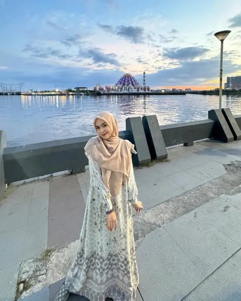 Inspirasi Gamis Kekinian ala Ria Ricis (Sumber: IG/riaricis1795)