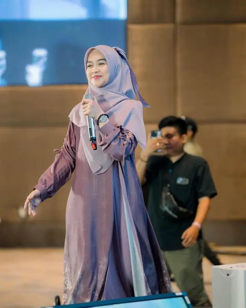 Inspirasi Gamis Kekinian ala Ria Ricis (Sumber: IG/riaricis1795)