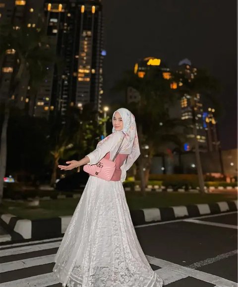 Inspirasi Gamis Kekinian ala Ria Ricis (Sumber: IG/riaricis1795)