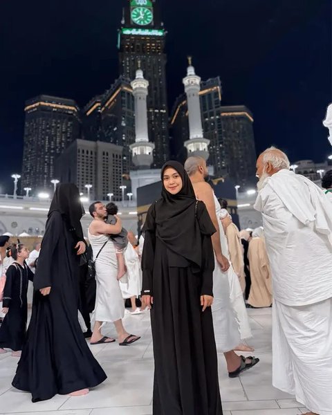 Inspirasi Gamis Kekinian ala Ria Ricis (Sumber: IG/riaricis1795)