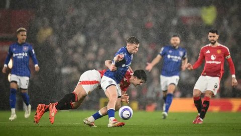 Gelandang Ipswich Town asal Inggris bernomor punggung 19, Liam Delap, merayakan gol kedua bagi timnya dalam pertandingan Liga Primer Inggris antara Manchester United dan Ipswich Town di Ol