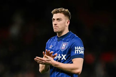 Gelandang Ipswich Town asal Inggris bernomor punggung 19, Liam Delap, merayakan gol kedua bagi timnya dalam pertandingan Liga Primer Inggris antara Manchester United dan Ipswich Town di Ol