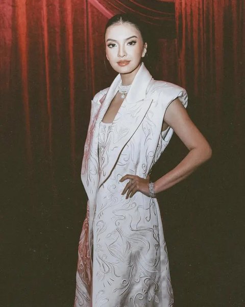 Intip gaya Raline Shah setelah jadi Presiden Jomblo Indonesia (@ralineshah)