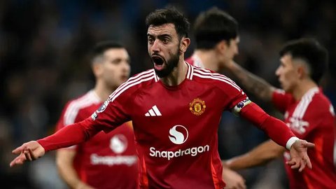 Gelandang Manchester United asal Portugal #08, Bruno Fernandes, memberi isyarat selama pertandingan Fase Europa League UEFA antara Manchester United dan Bodoe/Glimt di stadion Ol