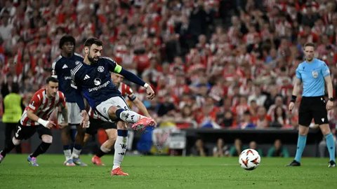 Gelandang Manchester United asal Portugal #08, Bruno Fernandes, memberi isyarat selama pertandingan Fase Europa League UEFA antara Manchester United dan Bodoe/Glimt di stadion Ol