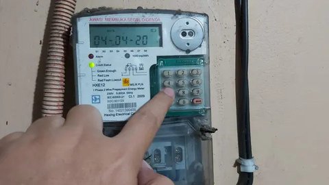 Petugas PLN melakukan pengecekan baterai yang menyimpan listrik dari PLTS Temajuk, Kabupaten Sambas, Kalimantan Barat. Dengan menggunakan baterai, daya listrik yang diproduksi pada siang hari