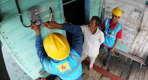 Petugas PLN melakukan pengecekan baterai yang menyimpan listrik dari PLTS Temajuk, Kabupaten Sambas, Kalimantan Barat. Dengan menggunakan baterai, daya listrik yang diproduksi pada siang hari