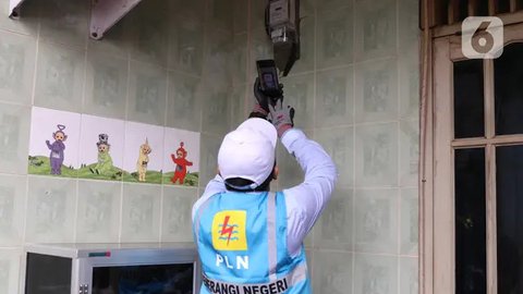 Petugas PLN melakukan pengecekan baterai yang menyimpan listrik dari PLTS Temajuk, Kabupaten Sambas, Kalimantan Barat. Dengan menggunakan baterai, daya listrik yang diproduksi pada siang hari