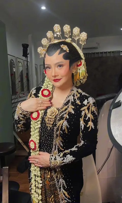 Potret Mawar Afi Pakai Gaun Jawa-Sunda di Prewedding (Sumber: IG/@mysamawar)