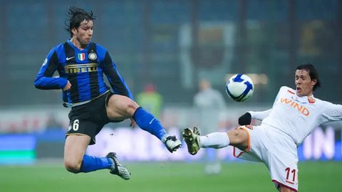 1. Zlatan Ibrahimovic -- Pemain asal Swedia ini adalah salah satu rekrutan tersukses PSG. Ia adalah sosok penting dalam dominasi Les Parisiens di Liga Prancis. Total 12 gelar mampu diberikan