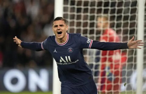 1. Zlatan Ibrahimovic -- Pemain asal Swedia ini adalah salah satu rekrutan tersukses PSG. Ia adalah sosok penting dalam dominasi Les Parisiens di Liga Prancis. Total 12 gelar mampu diberikan