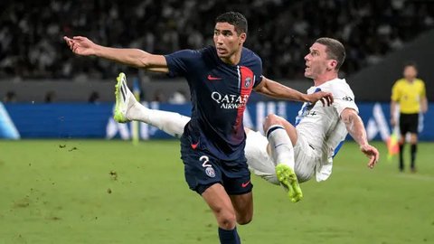 1. Zlatan Ibrahimovic -- Pemain asal Swedia ini adalah salah satu rekrutan tersukses PSG. Ia adalah sosok penting dalam dominasi Les Parisiens di Liga Prancis. Total 12 gelar mampu diberikan