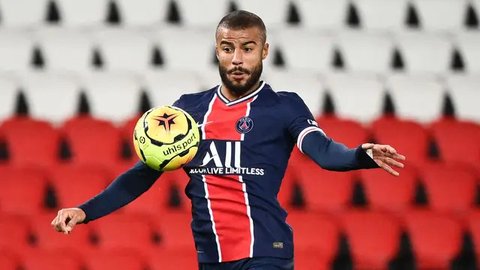 1. Zlatan Ibrahimovic -- Pemain asal Swedia ini adalah salah satu rekrutan tersukses PSG. Ia adalah sosok penting dalam dominasi Les Parisiens di Liga Prancis. Total 12 gelar mampu diberikan