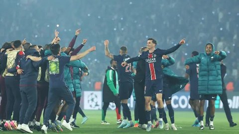 Para pemain Paris Saint-Germain (PSG) merayakan kemenangan mereka pada akhir pertandingan leg kedua semifinal Liga Champions 2024/2025 melawan Arsenal di Stadion Parc des Princes, Paris, pada