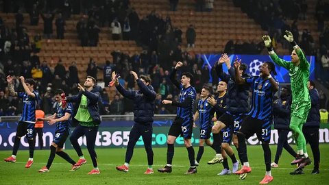 Para pemain Paris Saint-Germain (PSG) merayakan kemenangan mereka pada akhir pertandingan leg kedua semifinal Liga Champions 2024/2025 melawan Arsenal di Stadion Parc des Princes, Paris, pada