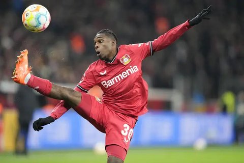 Bek asal Belanda #30, Jeremie Frimpong, dari Bayer Leverkusen merayakan kemenangan 1-0 dalam pertandingan divisi pertama Bundesliga Jerman antara Bayer 04 Leverkusen dan Borussia Dortmund