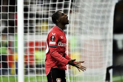 Bek asal Belanda #30, Jeremie Frimpong, dari Bayer Leverkusen merayakan kemenangan 1-0 dalam pertandingan divisi pertama Bundesliga Jerman antara Bayer 04 Leverkusen dan Borussia Dortmund