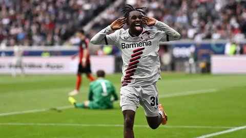 Bek asal Belanda #30, Jeremie Frimpong, dari Bayer Leverkusen merayakan kemenangan 1-0 dalam pertandingan divisi pertama Bundesliga Jerman antara Bayer 04 Leverkusen dan Borussia Dortmund